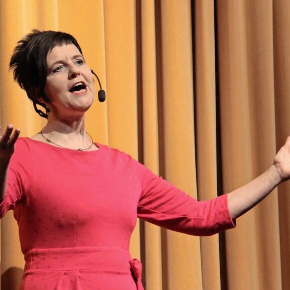 Raile Institut Erzählkunst mit Jana Raile auf der Bühne